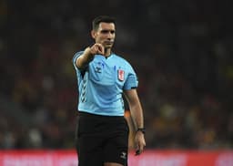 Trio, Göztepe - Galatasaray maçındaki hakem kararı için ikiye bölündü