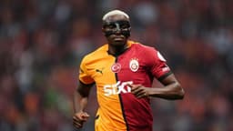 Osimhen diziyle attı, ilk yarının skorunu belirledi!