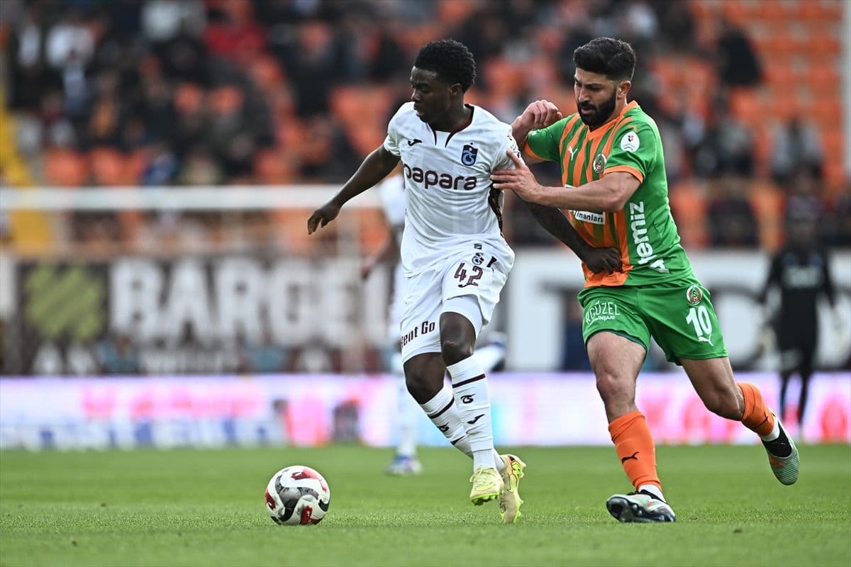 Alanyaspor - Trabzonspor maçında Christ Oulai ve Güven Yalçın'ın ikili mücadelesi