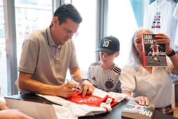 55 yaşında geri döndü! Jari Litmanen sahalara indi