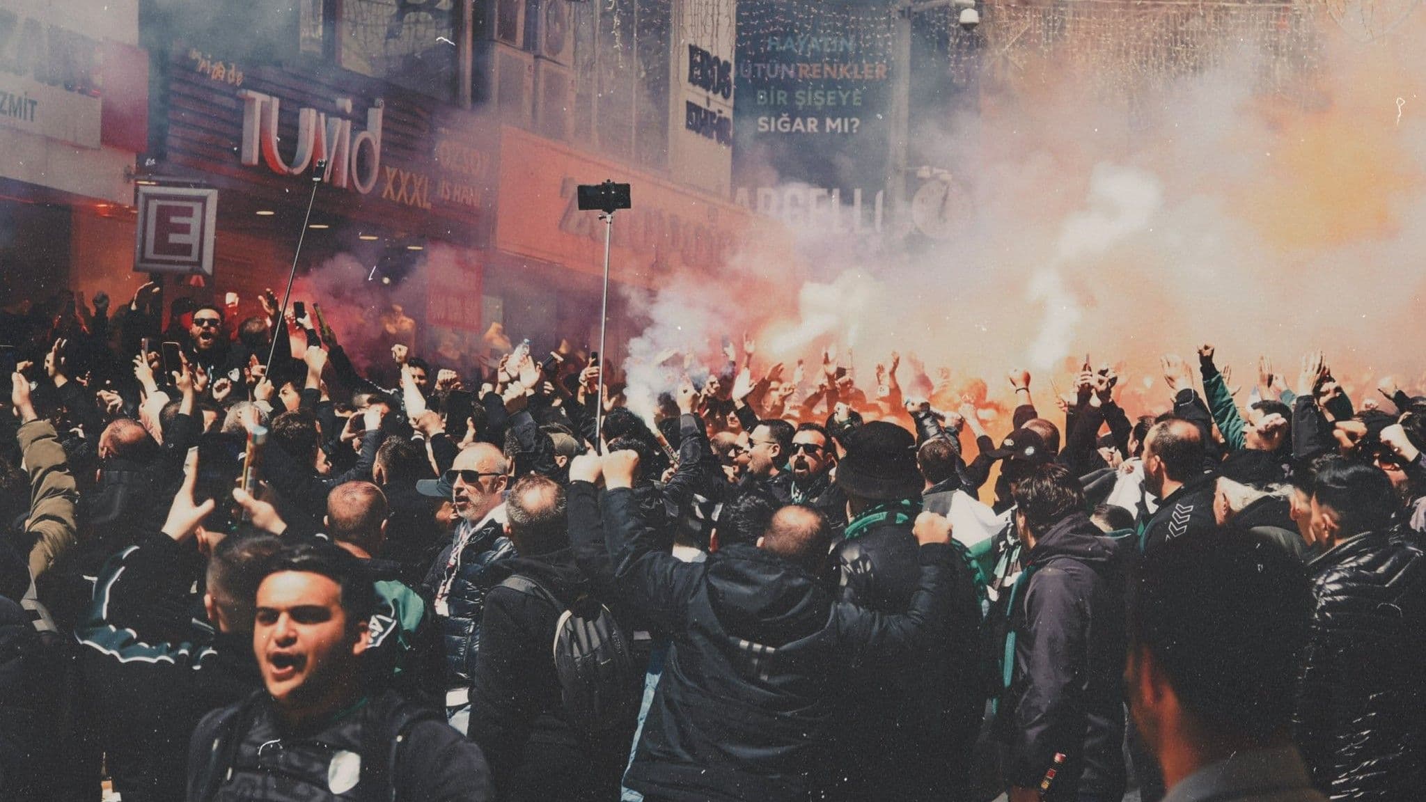 Kocaelispor taraftarı, Galatasaray deplasmanı öncesi İzmit'te kortej gerçekleştirdi.