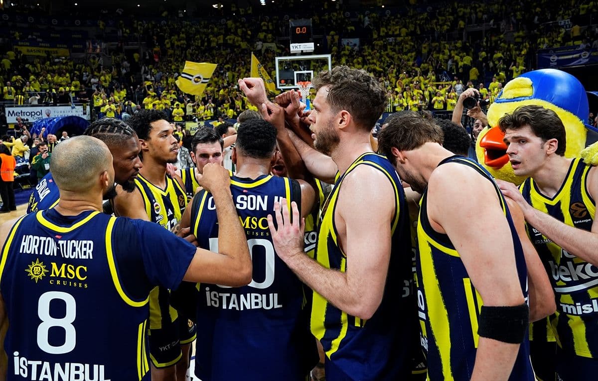 Fenerbahçe Beko oyuncuları galibiyetin ardından sevinç yaşadı