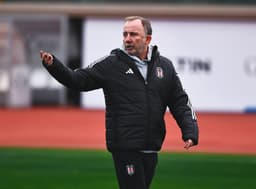 Beşiktaş'ta Ndidi ve Agbadou'nun yerine kim forma giyecek? Sergen Yalçın kadroyu belirledi