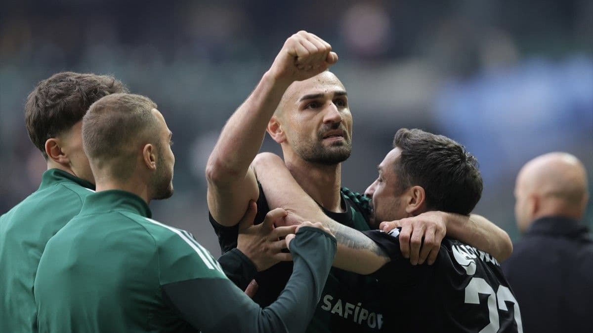 Kocaelisporlu Serdar Dursun'un Göztepe'ye attığı gol sonrası yaşadığı sevinç.