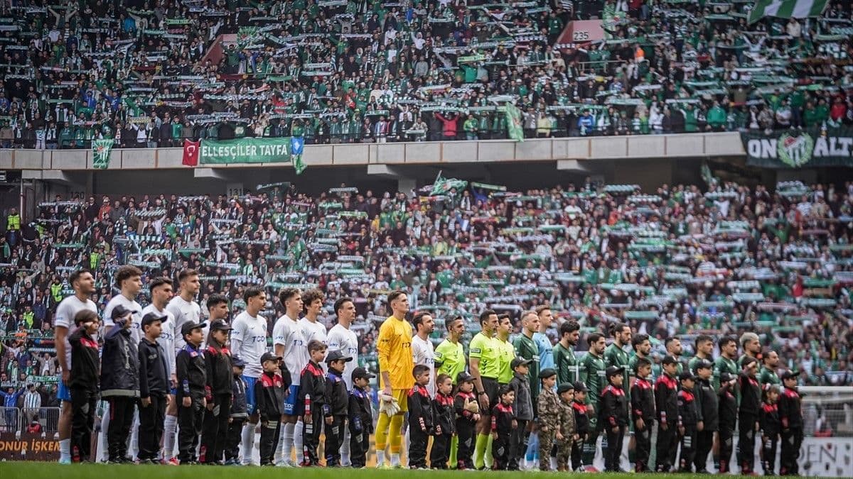 Bursaspor taraftarı Eskişehir&nbsp;Prof. Dr. Fethi Heper Stadyumu'nu tamamen doldurdu.