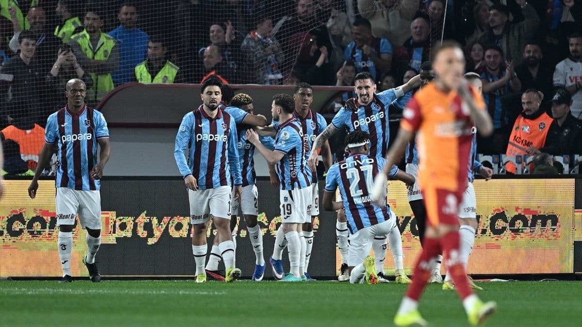 Trabzonspor derbide Galatasaray'ı devirdi: 2-1!