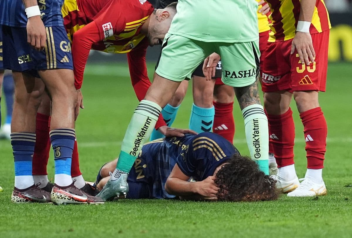 Fenerbahçeli Matteo Guendouzi, Kayserisporlu Makarov'un yüzüne yönelik kafa darbesiyle yerde kaldı
