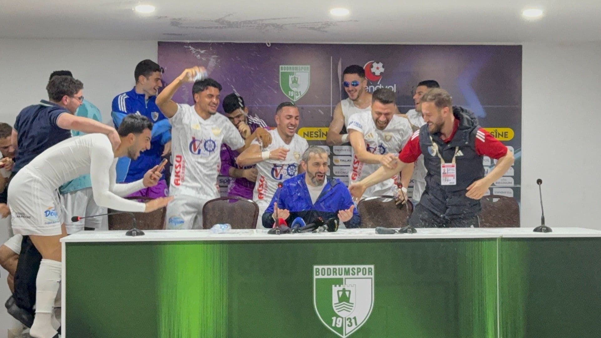 Erzurumspor FK oyuncuları basın toplantısını basıp kutlama yaptı