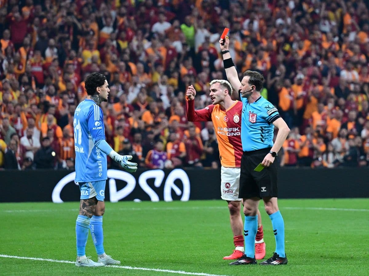 Fenerbahçe kalecisi Ederson derbi maçta kırmızı kartla oyun dışı kaldı