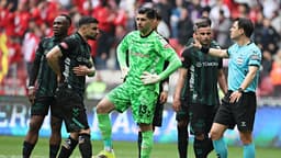 Samsun'dan puanla dönen Konyaspor'a iki kötü haber birden!