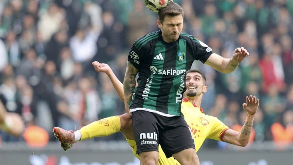 Antunes'in topu uzaklaştırmak isterken Linetty'e yaptığı müdahale