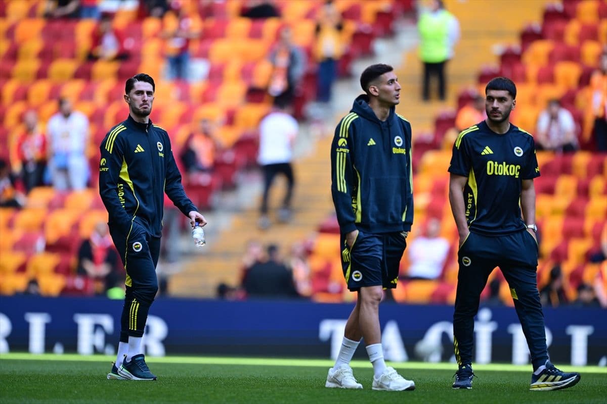 Fenerbahçeli futbolcular maç öncesi sahaya çıktı