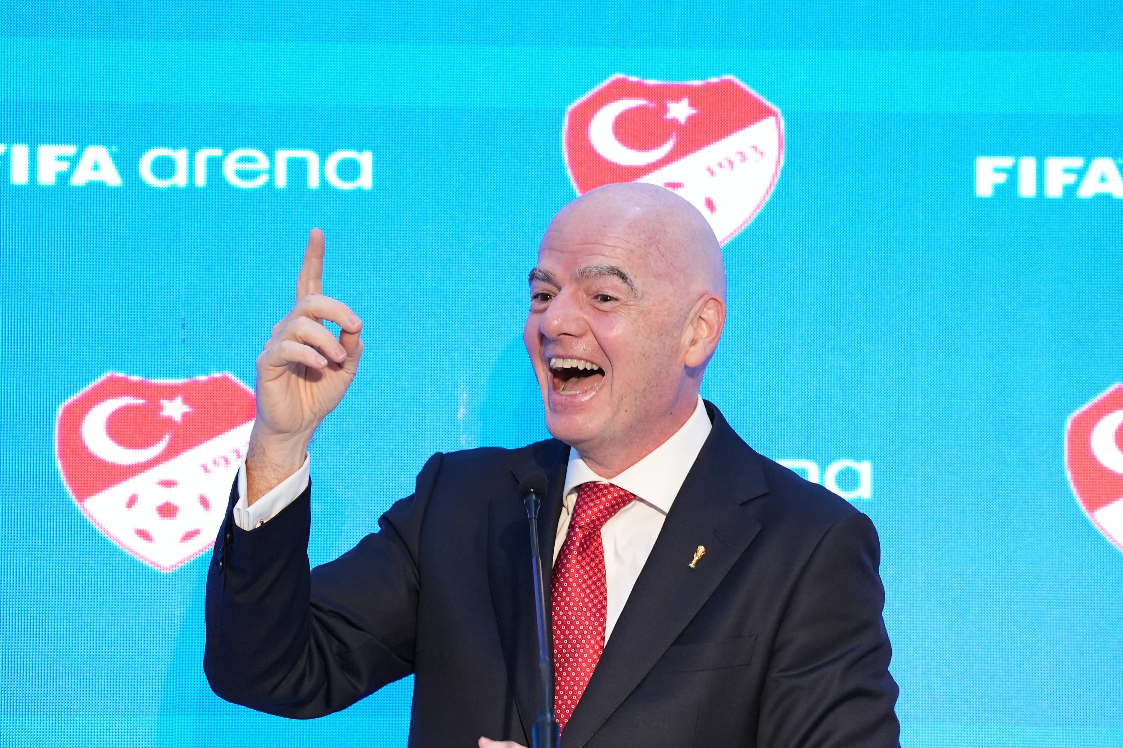 FIFA Başkanı Gianni Infantino, çocuklarla birlikte "Türkiye" tezahüratı yaptı