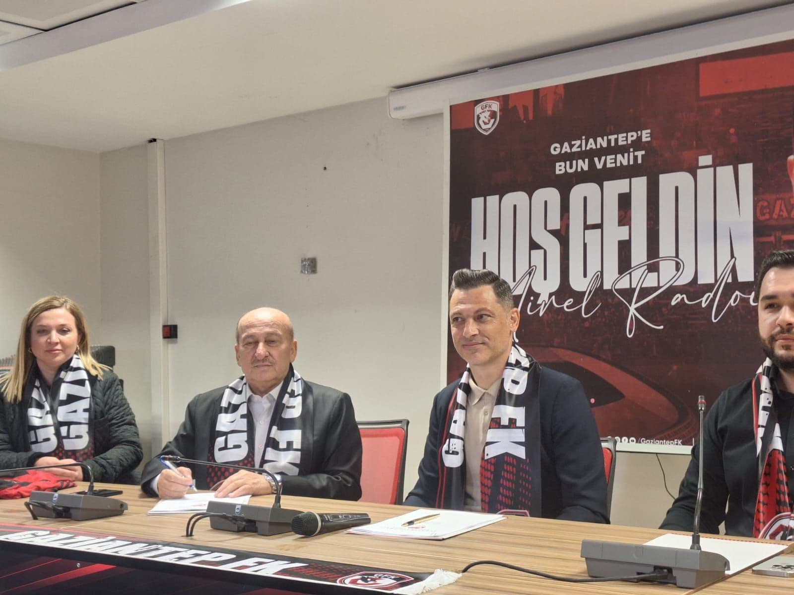 Mirel Radoi imzayı attı / Fotoğraf Ajansspor'a aittir&nbsp;