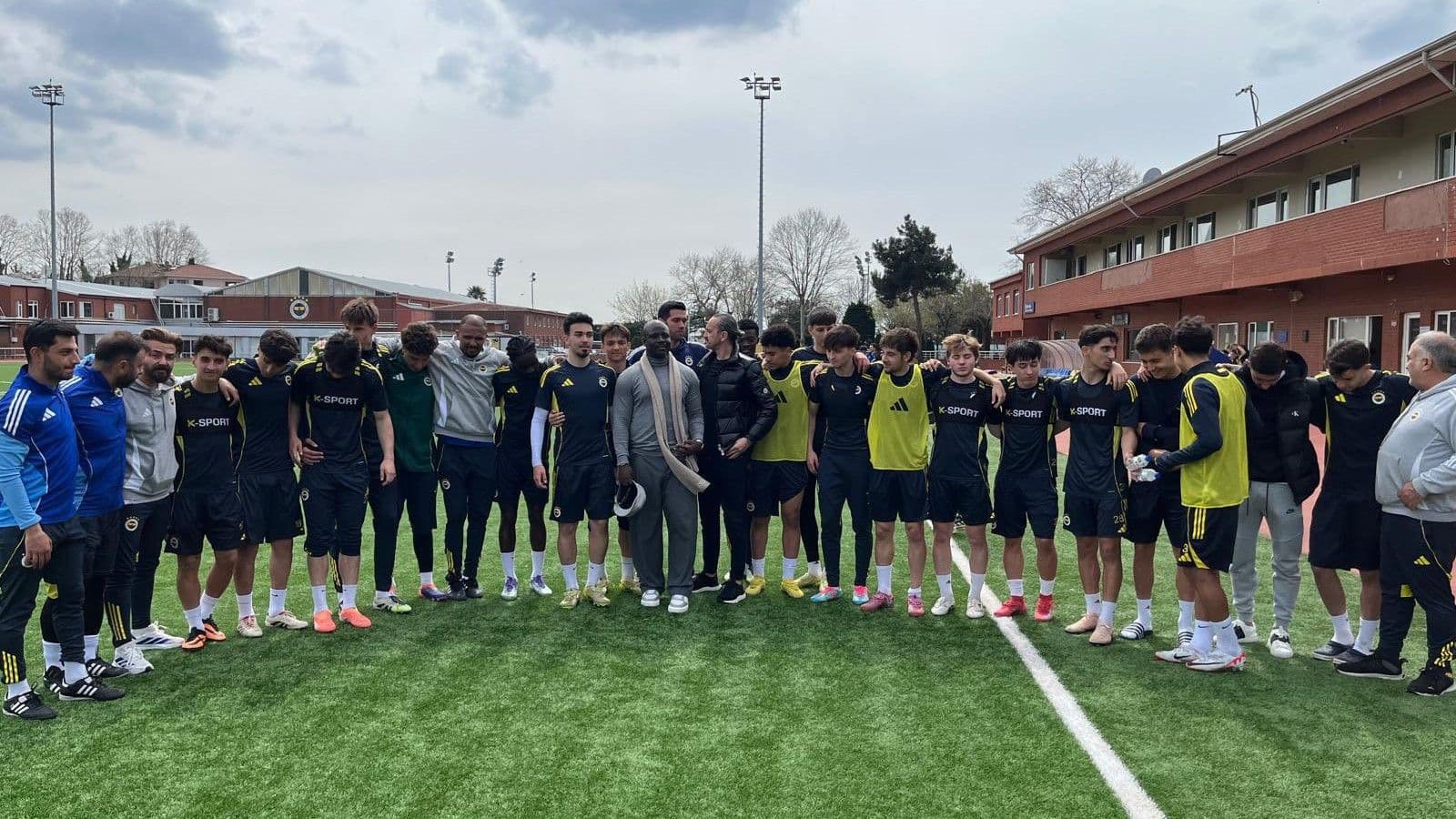 Appiah, Fenerbahçe'nin genç yetenekleriyle birlikte!