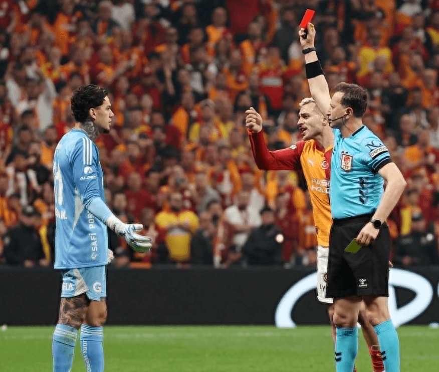 Ederson kırmızı kart gördü