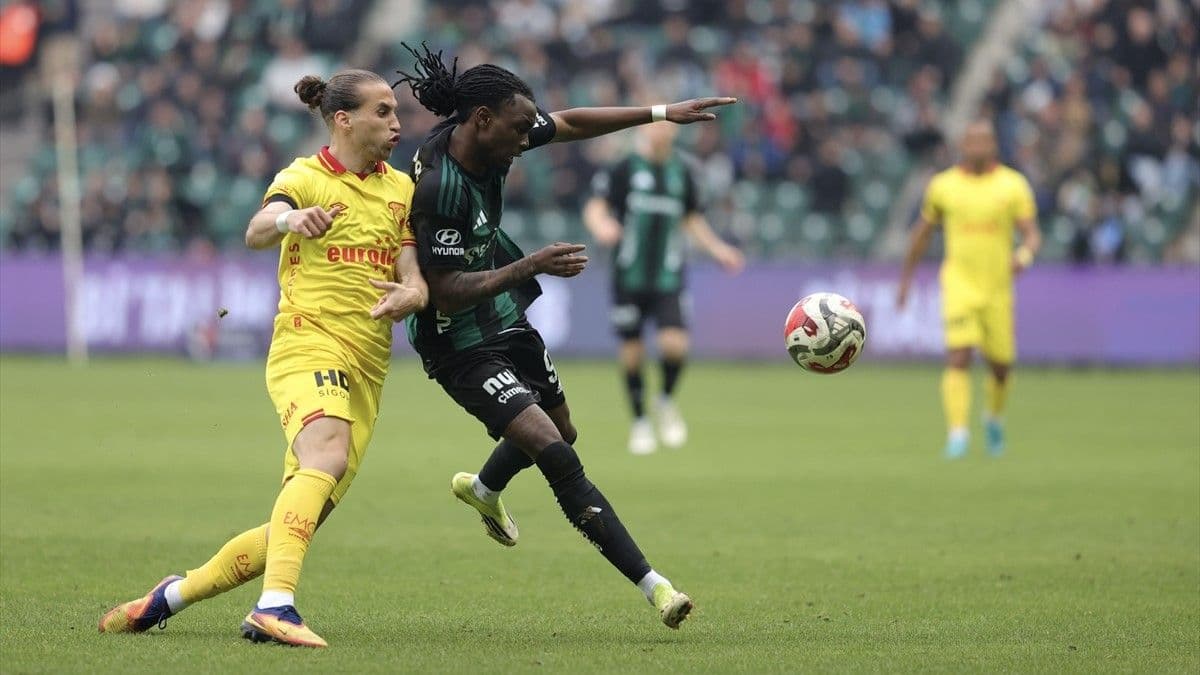 Kocaelisporlu Nonge, bir pozisyonda rakibiyle mücadele etti.