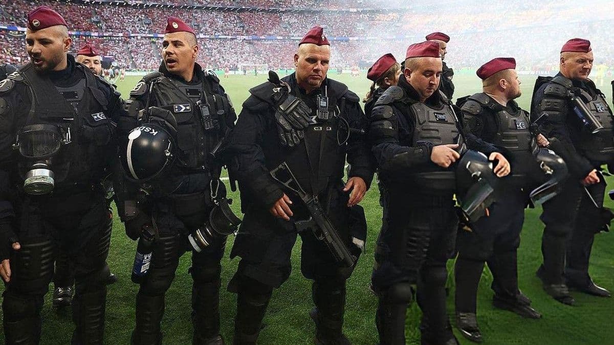 PSG - Arsenal finalinde silahlı polisler görev yaptı