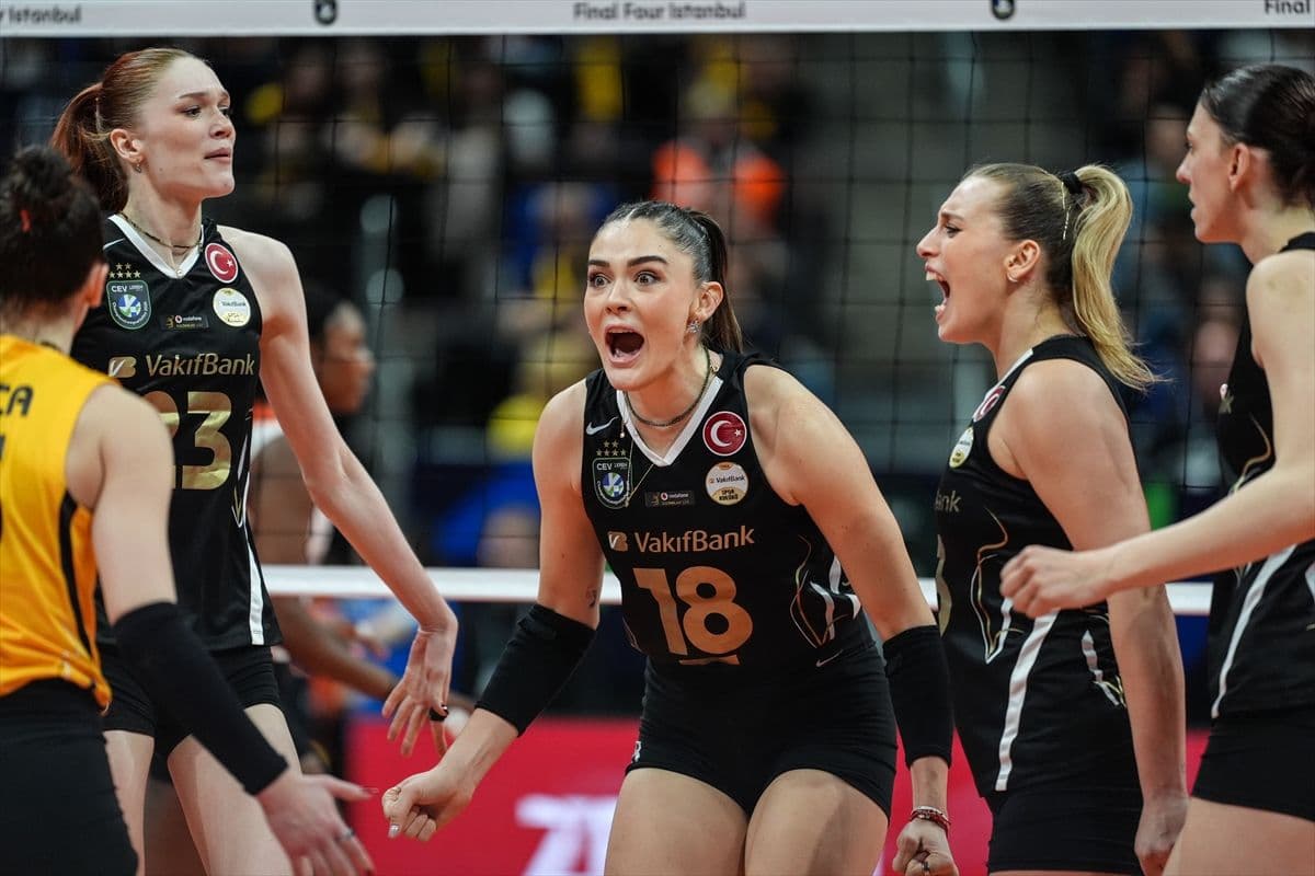 VakıfBank oyuncusu Zehra Güneş (18) aldıkları bir sayının ardından sevinç yaşadı