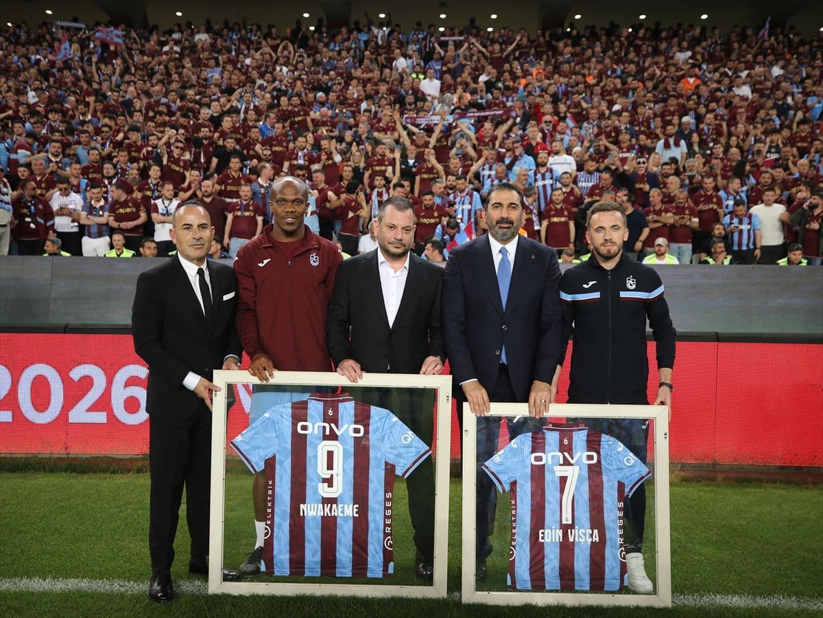 Trabzonspor Kulüp Başkanı Ertuğrul Doğan (ortada), maç öncesi futbolcu Anthony Nwakaeme ve Edin Visca'ya teşekkür plaketi ve formasını takdim etti.