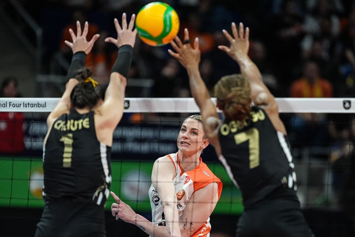 Meliha Diken (ortada) ile VakıfBank oyuncusu Helena Cazaute ile mücadele etti