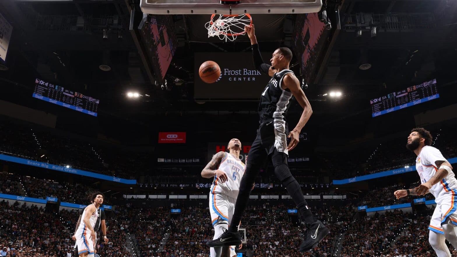 NBA'de Spurs, Thunder'ı devirdi! Seri son maça kaldı