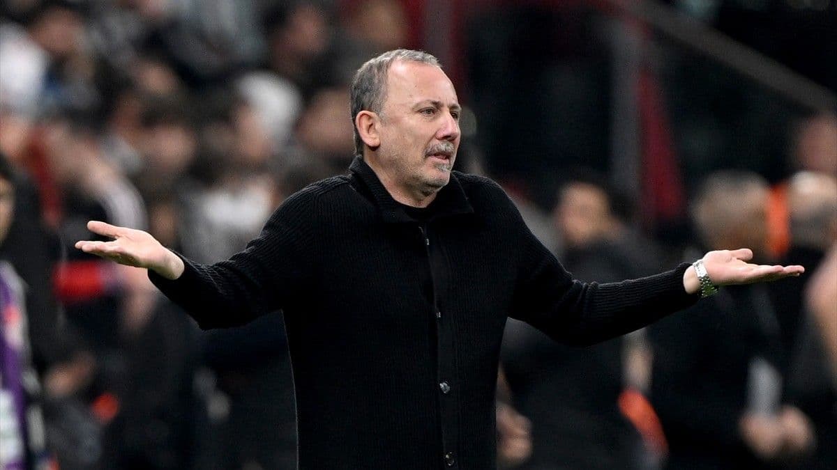 Beşiktaş taraftarından Sergen Yalçın'a tepki! Su şişesi fırlattılar