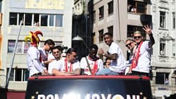 Galatasaraylı futbolcular, şampiyonluk kutlamaları için RAMS Park'a hareket etti