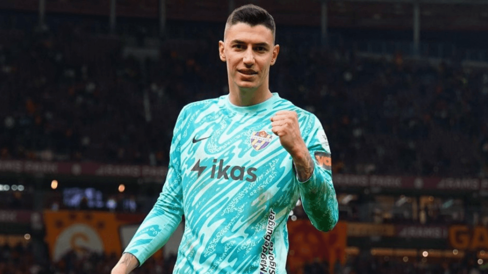 Berke Özer Fransa'da zirvede! Yılın kalecisi seçildi