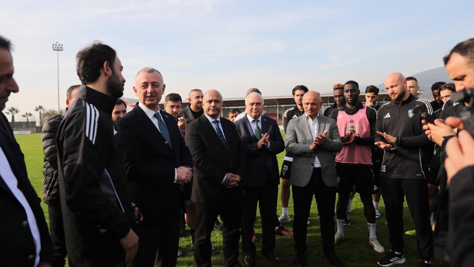 Kocaeli Büyükşehir Belediye Başkanı Tahir Büyükakın'ın Kocaelispor Başkanı Recep Durul ile birlikte takımın antrenmanını ziyaret ettiği an.
