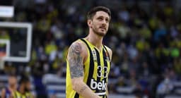 Fenerbahçe ve Anadolu Efes'in eski yıldızı "Beni geçmişteki gibi hatırlamanızı istiyorum" diyerek veda etti