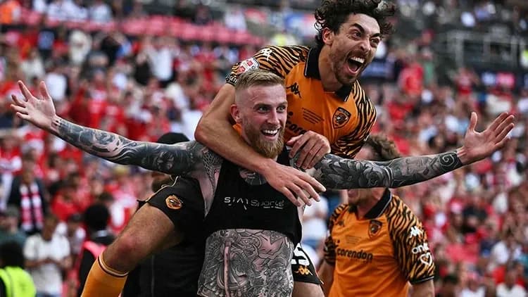 Hull City - Middlesbrough maçında&nbsp;Oliver Mcburnie'nin galibiyet golü sonrası sevinci