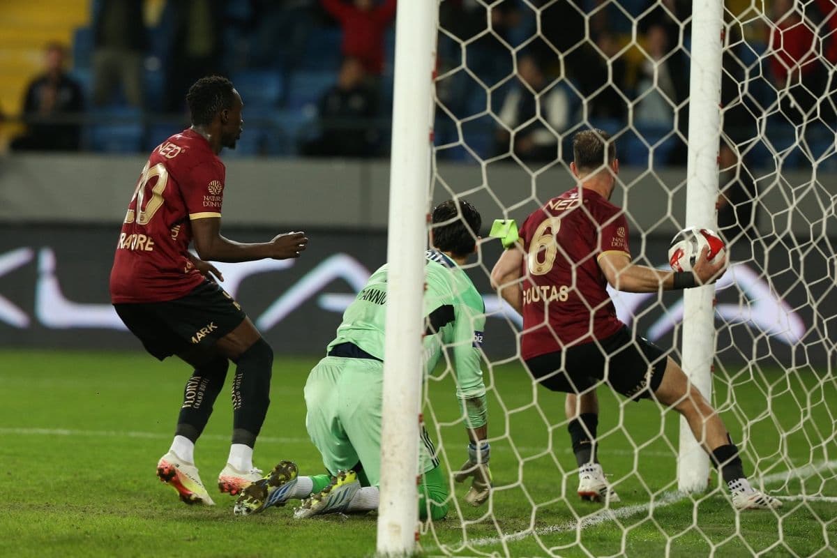 Adama Traore -&nbsp;Dimitris Goutas
