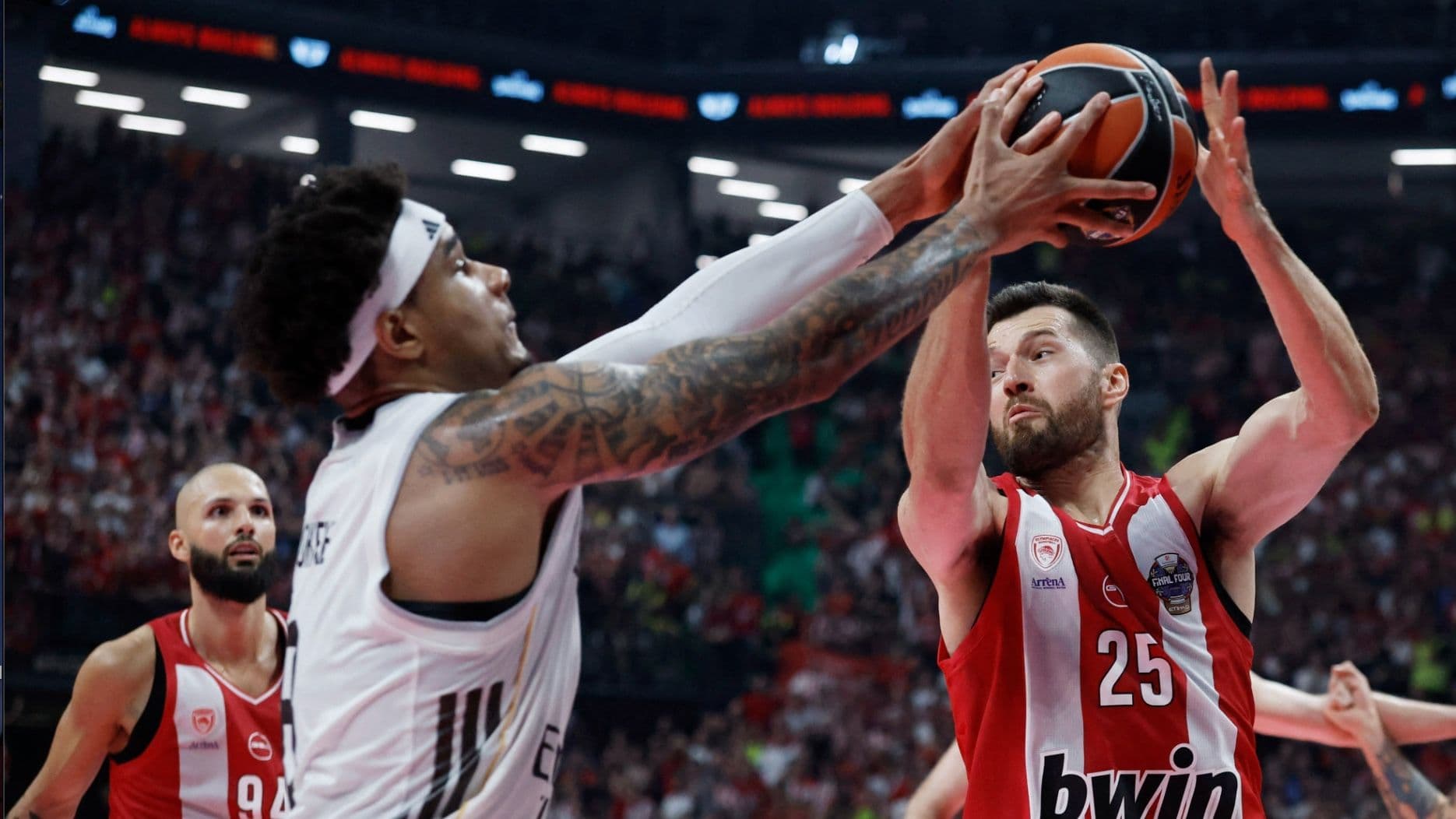 EuroLeague'de şampiyon Real Madrid'i geçen Olympiakos!