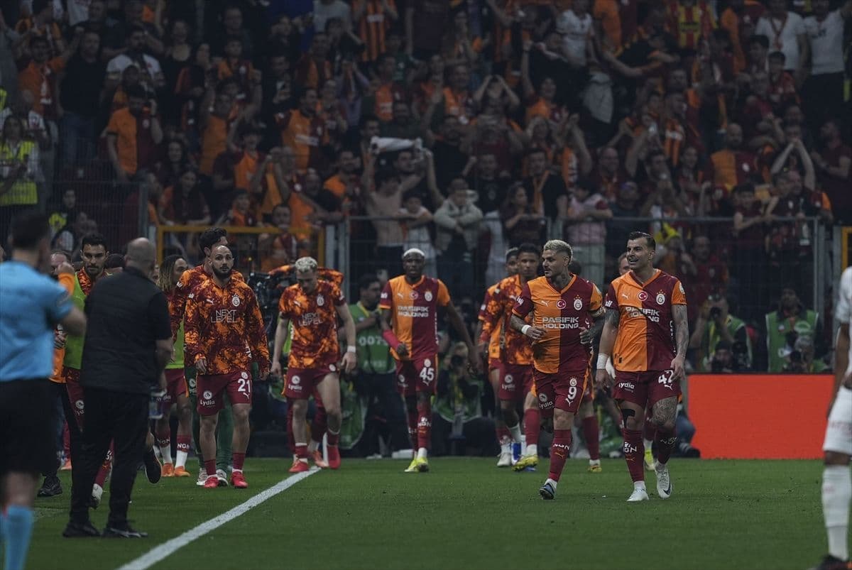 Galatasaray oyuncuları gol sonrası sevinç yaşadı