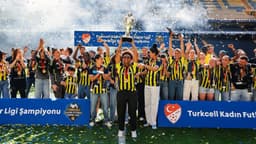 Fenerbahçe ArsaVev şampiyonluk kupasını aldı