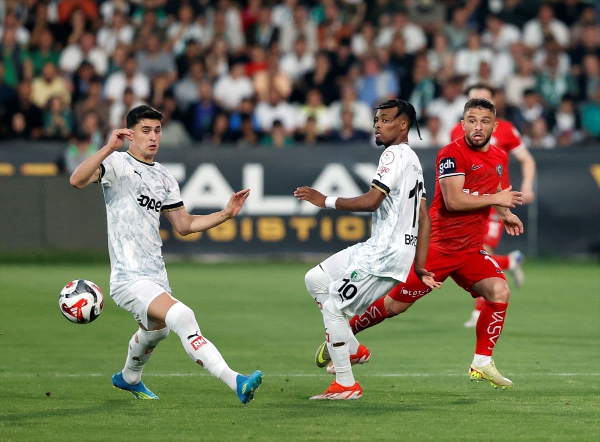 Sipay Bodrum FK'dan Brazao, bir pozisyonda rakibiyle mücadele etti.
