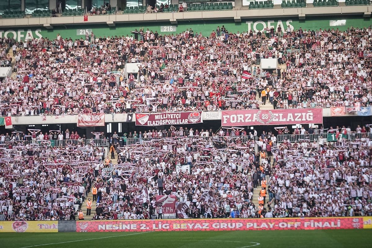 Binlerce Muğlaspor ile Seza Çimento Elazığspor taraftarları, takımlarına destek olmak için stadyuma geldi.