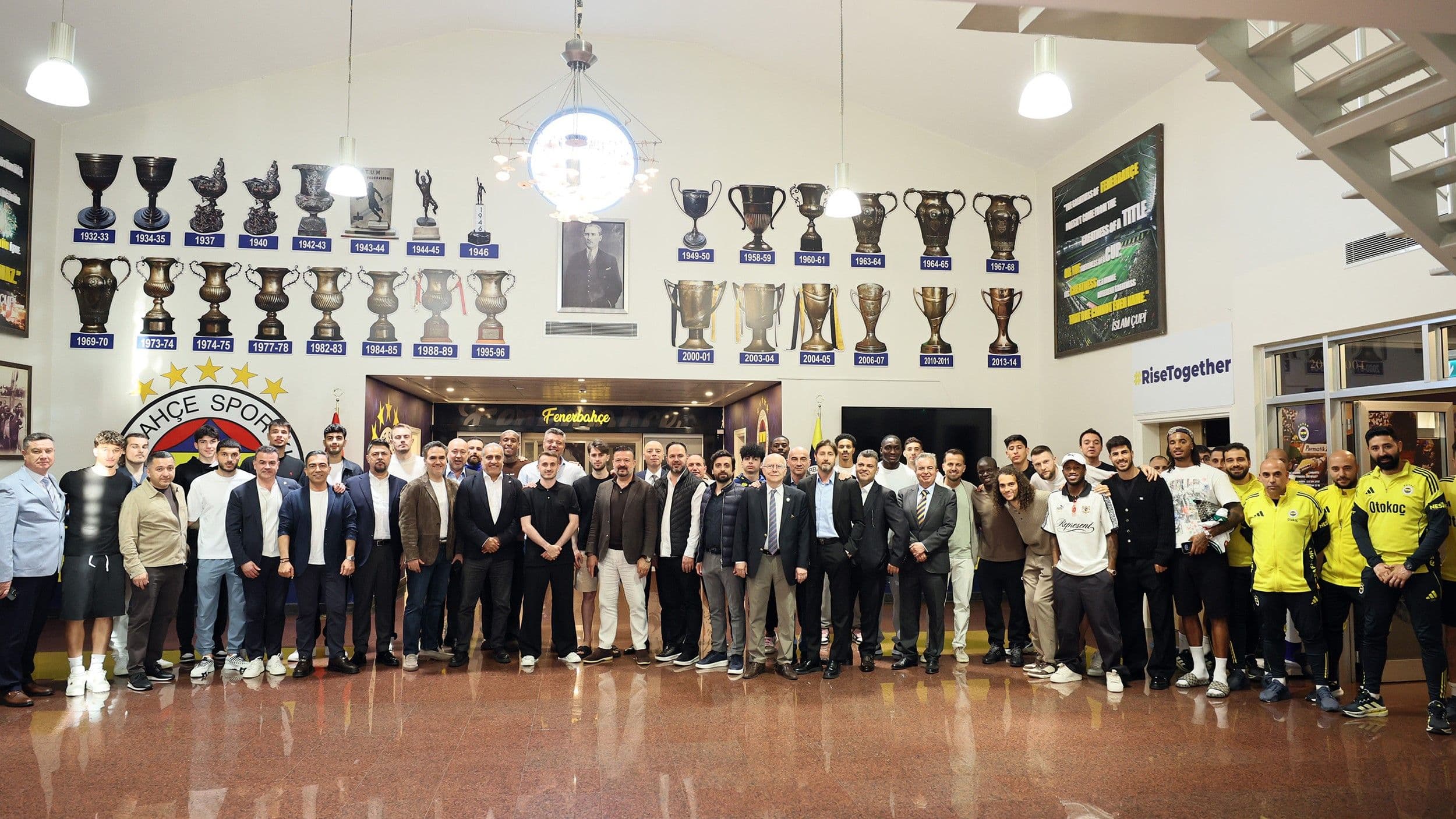 Fenerbahçe yönetimi ve A takım futbolcuları