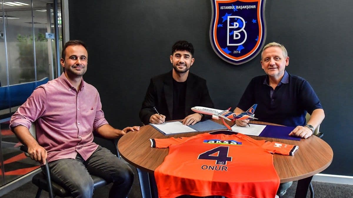 Onur Ergün Başakşehir'de Kaldı! Yeni Sözleşme İmzalandı