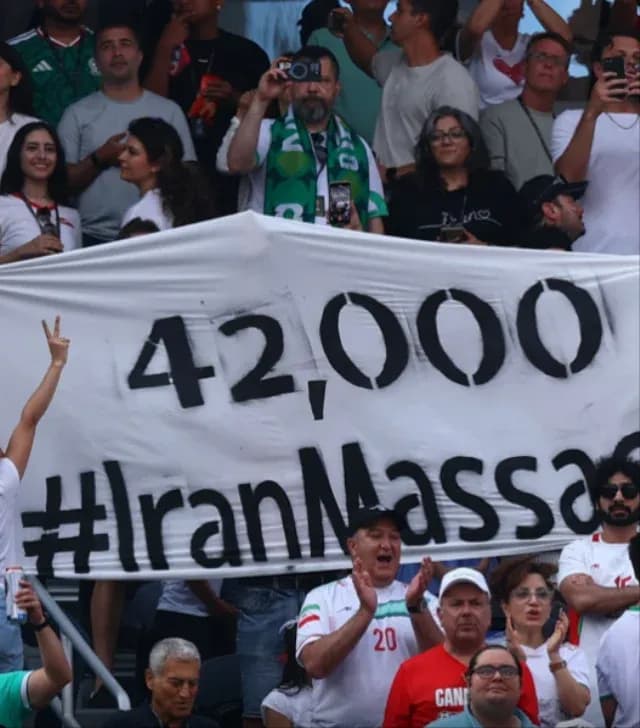 İranlı taraftar, üzerinde "42,000 #IranMassacre" yazan büyük bir pankart açtı.