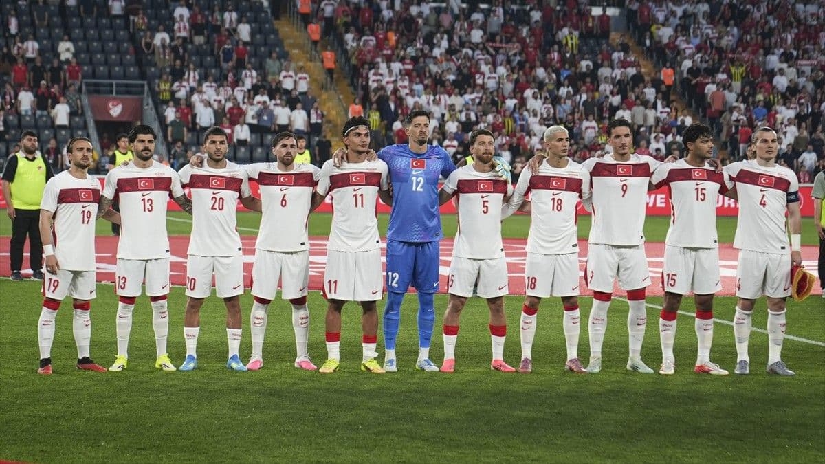 Milli maçta sakatlık! Eren Elmalı oyuna devam edemedi