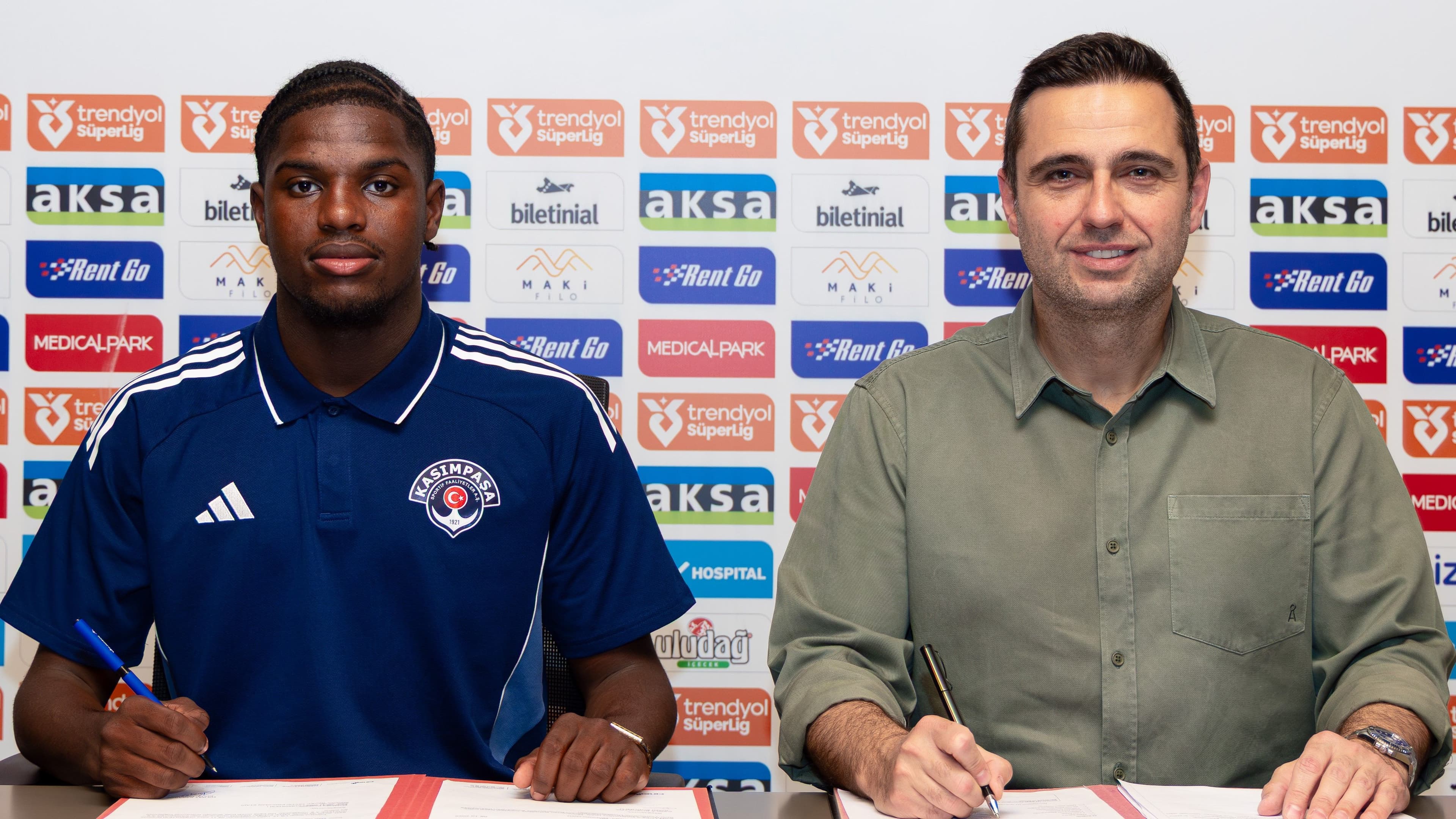 Kasımpaşa'nın yeni transferi Elson Mendes ve Kasımpaşa CEO'su&nbsp;Ceyhun Kazancı.