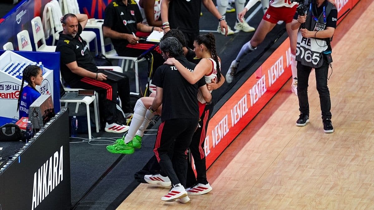 Bir pozisyonda milli oyuncu Yaprak Erkek sakatlık yaşadı.