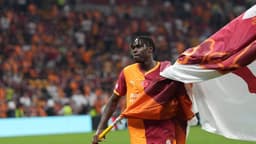 Singo'dan kendisiyle ilgilenen son kulübe kırmızı ışık!