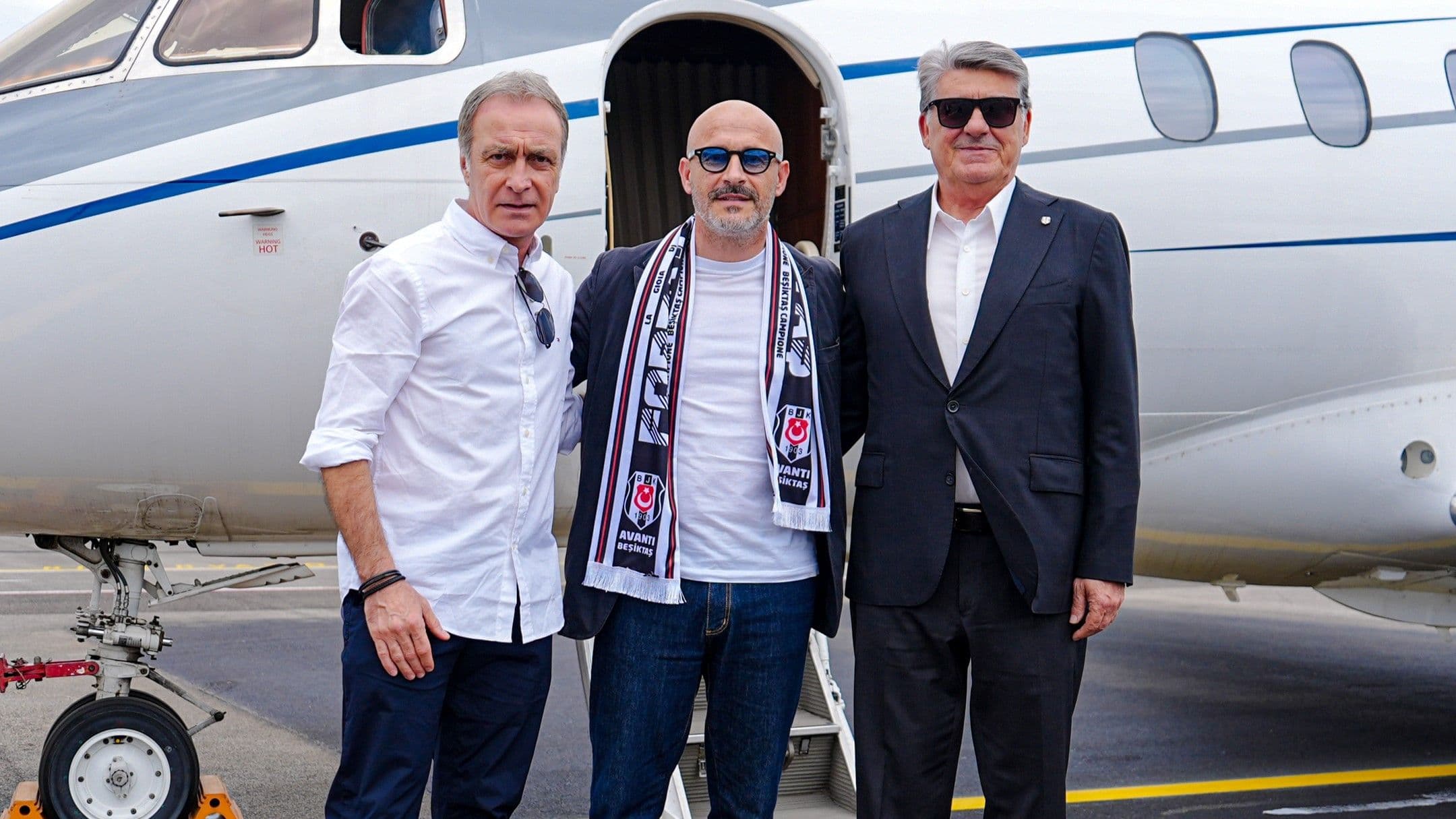 Teknik direktör Italiano, Beşiktaş Başkanı Serdal Adalı ve Beşiktaş Futbol Direktörü Önder Özen ile birlikte