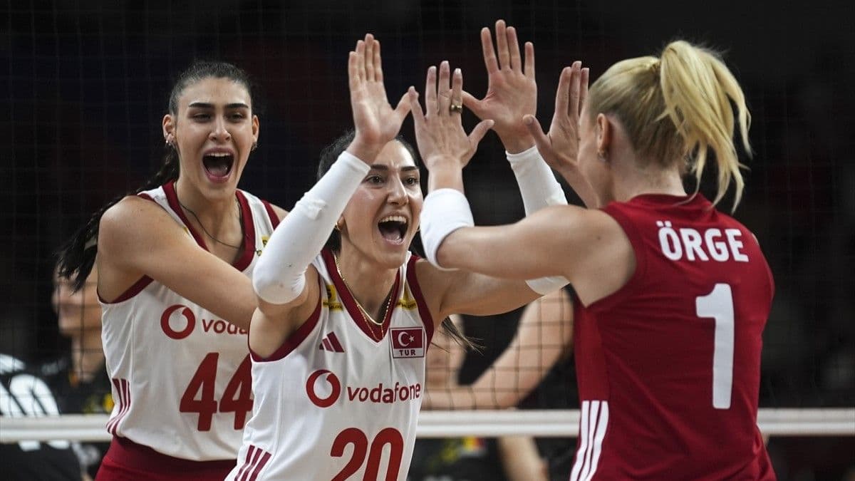 Milli Takım oyuncuları kazandıkları sayı sonrası sevinç yaşadı.