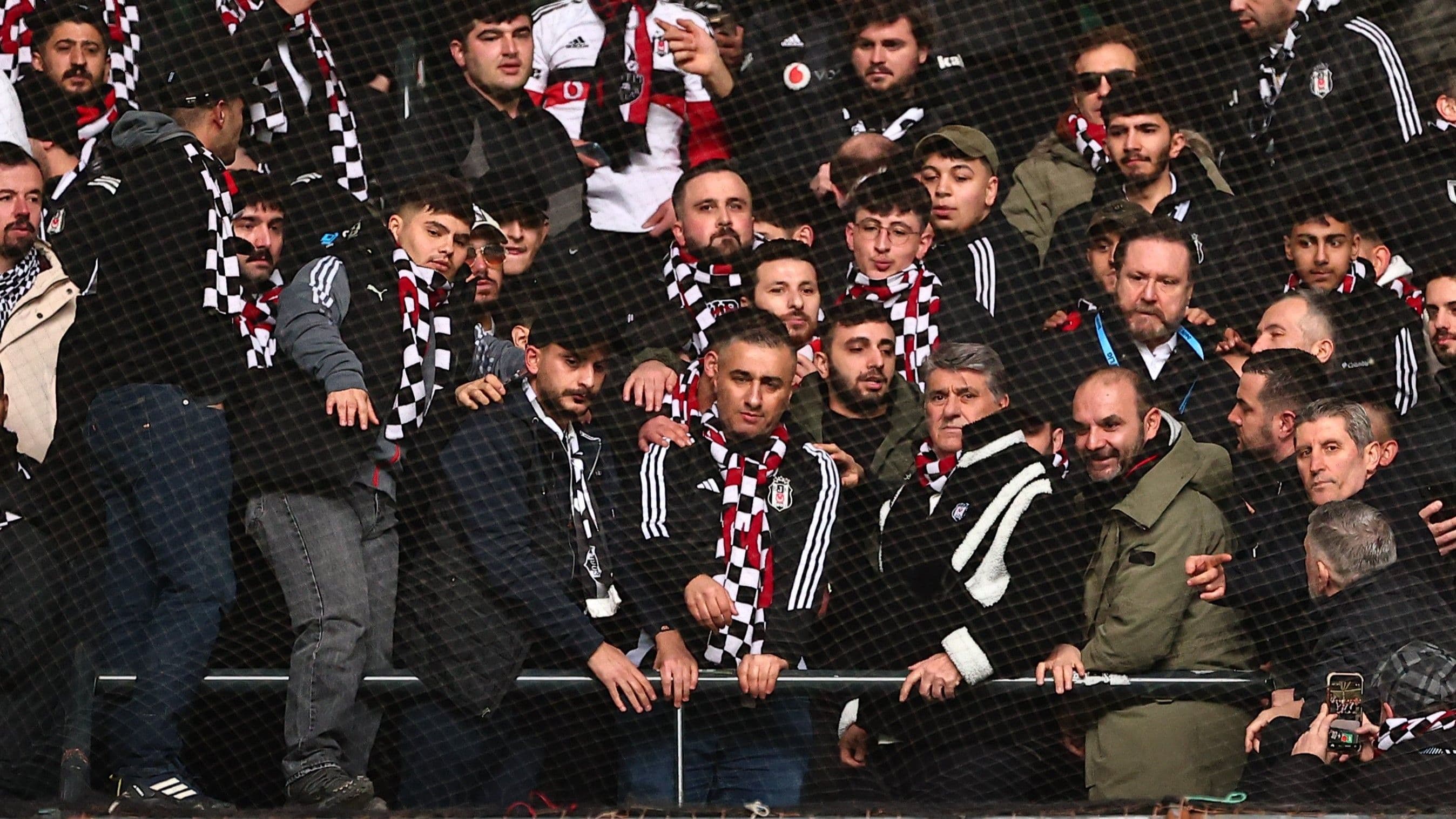Beşiktaş Başkanı Serdal Adalı, Siyah-Beyazlı taraftarlarla beraber Kocaeli Stadyumu deplasman tribününde yer aldı.