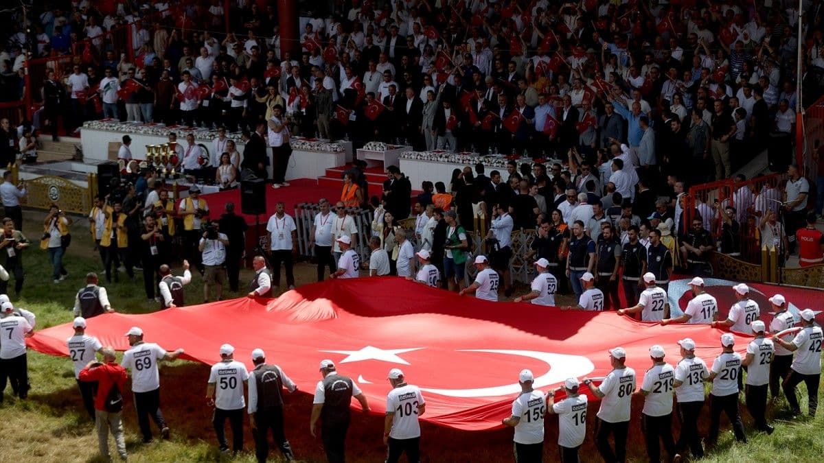 Sarayiçi Er Meydanı'nda Türk bayrağı açıldı.