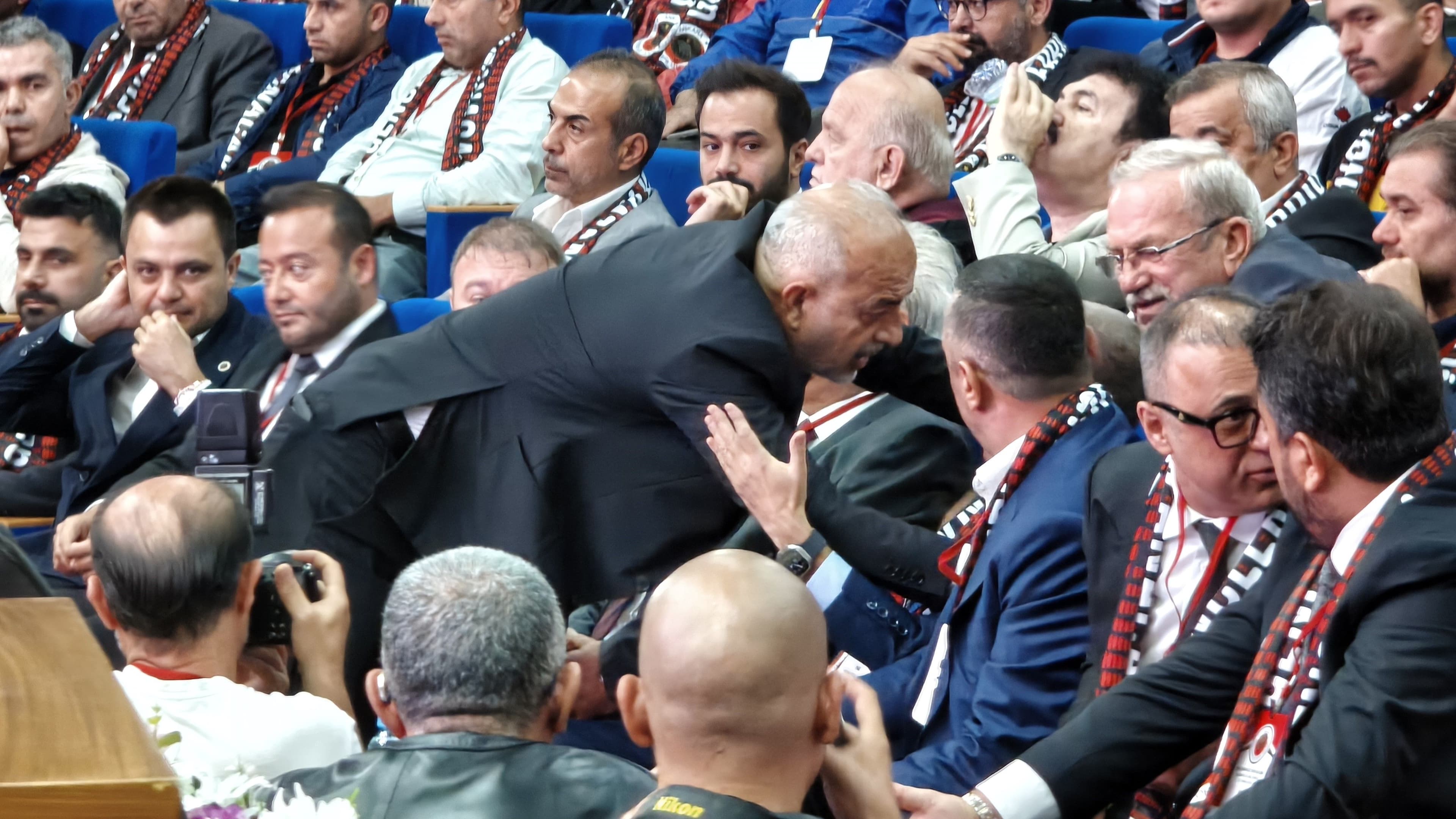 Gençlerbirliği Olağanüstü Genel Kurul Toplantısı'nda gerginlik çıktı.